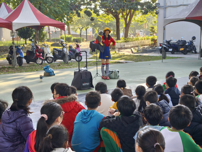 臺南市政府教育局邀请好评不断的街头艺人小强老师，续推校园宣导。(照片/台南市政府教育局提供)