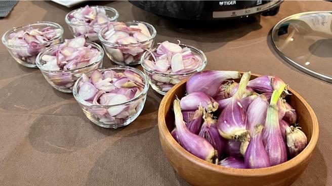 红葱头受去年降雨影响，产量减少，使得最近产地收购价不断飙高。（张毓翎摄）