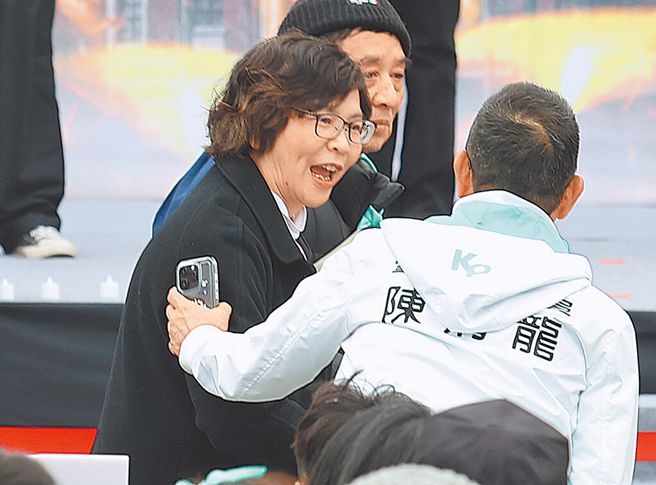 民眾党11日举行「111拒绝绿色威权，还我司法正义」集会活动，前立委蔡壁如（左）出席。（姚志平摄）