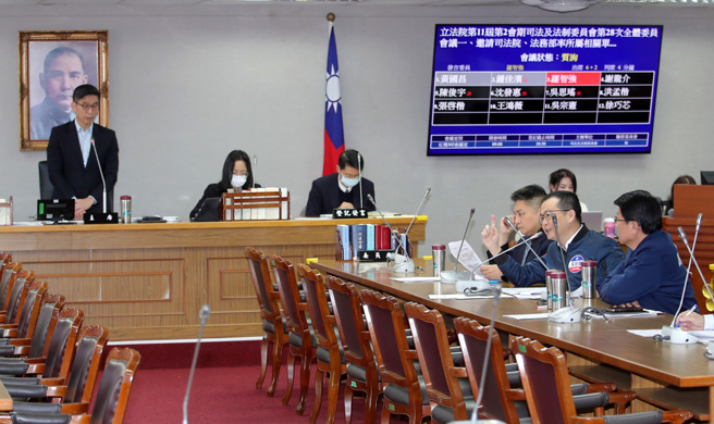 立法院司法及法制委員會13日變更議程，召委、民進黨立委鍾佳濱（台上左一）邀請司法院、法務部率所屬相關單位列席就「號召民眾上街對抗司法審判者為妨害司法公正罪之現行犯？」進行專題報告，並備質詢，國民黨立委羅智強（台下右二）不滿痛批長達近7分鐘，直指「民進黨比比皆是、誇張離譜至極、妨害司法公正的舉動罄竹難書，今天有臉拿妨害司法公正罪之現行犯當專案、專題報告？」（黃世麒攝）