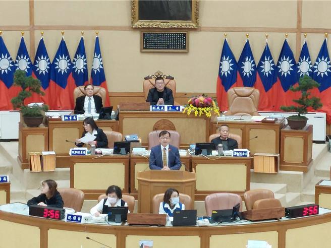 议员追问新北市民政局林耀长（第二排中）市府对板殡未来的态度？林不断跳针说着：「我们有想法，会将板殡优化计画告知民眾，并听取在地意见」，挨批语焉不详、打太极。（陈慰慈摄）