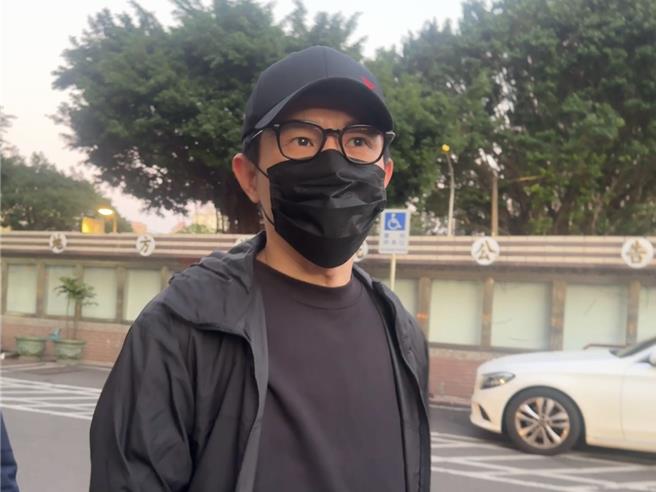 因涉入地下匯兑217亿多元被起诉收押的「88会馆」负责人郭哲敏，因羁押期满，新北地方法院合议庭今（13）日进行评议后，谕知郭哲敏2亿元交保，他下午1时30分筹到2亿，在银行与法院点交交保金后，下午3时开始设定电子脚环设备监控，下午5时许顺利从地院离开。（柯毓庭摄）