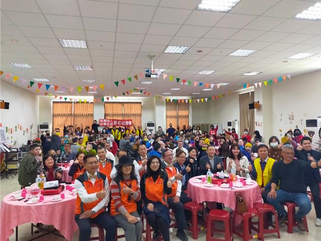 台中市经营者协会携手台中市金手奖乐团募款赞助经费，彰化喜愿家园今（13）日欢喜提前举办围炉。（彰化喜乐家园提供／叶静美彰化传真）