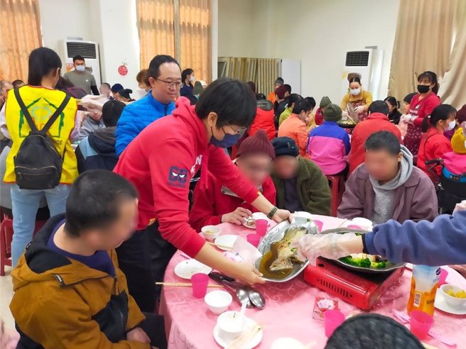 彰化喜愿家园今（13）日提前举办围炉，志工为喜愿天使上菜。（彰化喜乐家园提供／叶静美彰化传真）