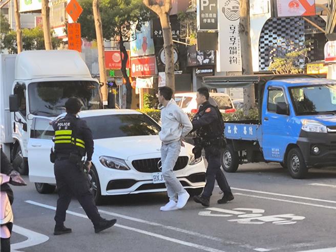 33岁刘姓监控手见同伙、18岁刘姓车手被逮，慌忙驾车落跑，却在等红灯遭勇警逆向拦截逮捕。(翻摄照片／蔡依珍桃园传真)