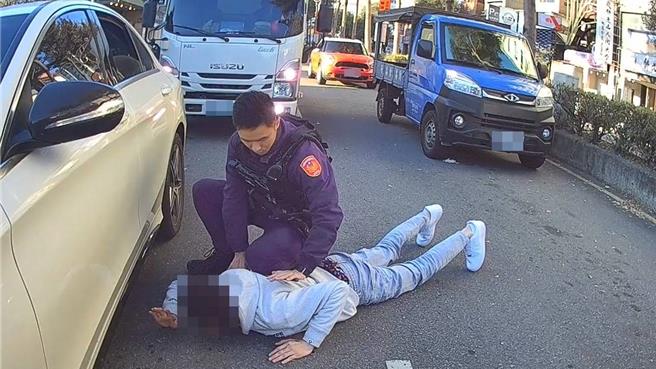 33岁刘姓监控手见同伙、18岁刘姓车手被逮，慌忙驾车落跑，却在等红灯遭勇警逆向拦截逮捕。(翻摄照片／蔡依珍桃园传真)