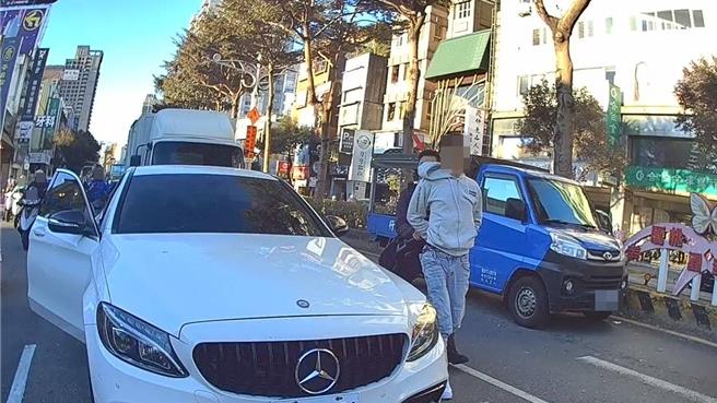 33岁刘姓监控手见同伙、18岁刘姓车手被逮，慌忙驾车落跑，却在等红灯遭勇警逆向拦截逮捕。(翻摄照片／蔡依珍桃园传真)