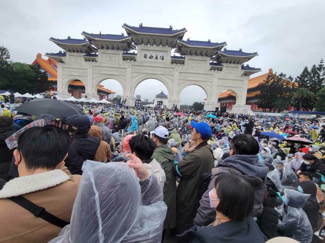 民眾党11日号召支持者上街「钉孤枝」抗议司法不公。（丁世杰摄）