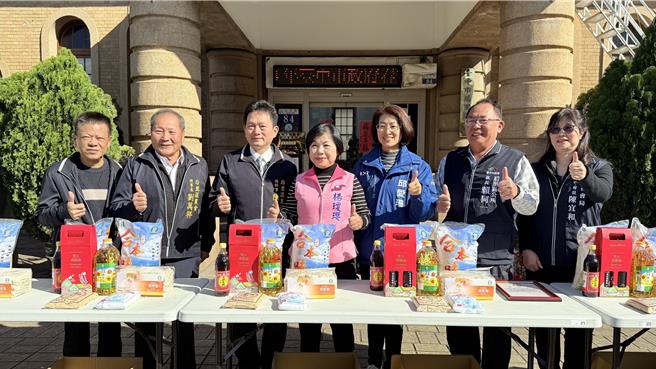 台中市后里区农会于13日指出，节省每年农会尾牙摸彩品费用，寒冬送暖迈入8年，今年捐赠民生物资照顾后里地区弱势，于13日在后里区公所前举行捐赠仪式，善举受外界肯定。（后里区农会提供／张妍溱台中传真）