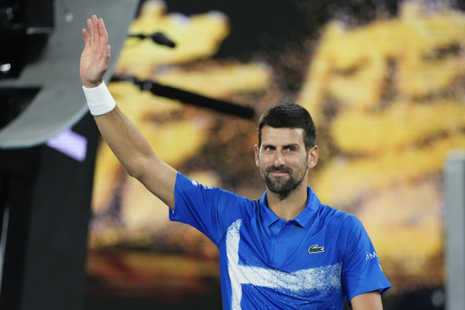 乔柯维奇生涯第429场四大赛出赛，在先输一盘下连赢三盘获胜。（美联社）