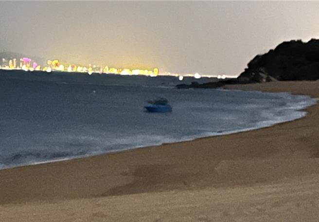 金门烈屿沙溪堡附近海域今(13)日傍晚有民眾发现，一艘疑似大陆渔船「侵门踏户」抢捕鱼获，距离岸边最近处一度仅约10多公尺，甚至随时可以「登陆」。（民眾提供）