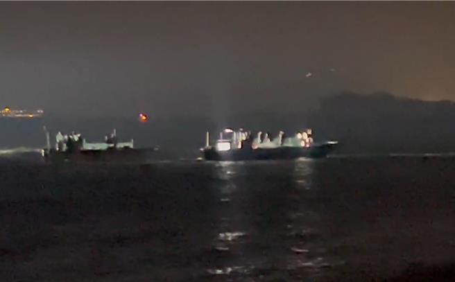 金门烈屿沙溪堡附近海域今(13)日傍晚有民眾发现，一艘疑似大陆渔船「侵门踏户」抢捕鱼获，距离岸边最近处一度仅约10多公尺，甚至随时可以「登陆」。（民眾提供）