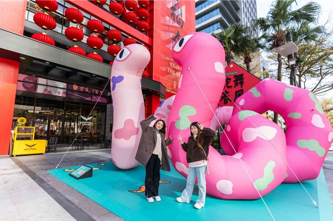  新光三越台北信義新天地A8「雙蛇之舞」，躍起如緞帶般的美麗姿態。（石智中攝）