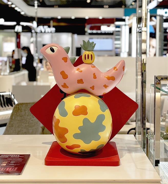 新光三越全台各店服務台、品牌櫃位有超過100件的「小蛋蛇」小型公仔。（新光三越提供）
