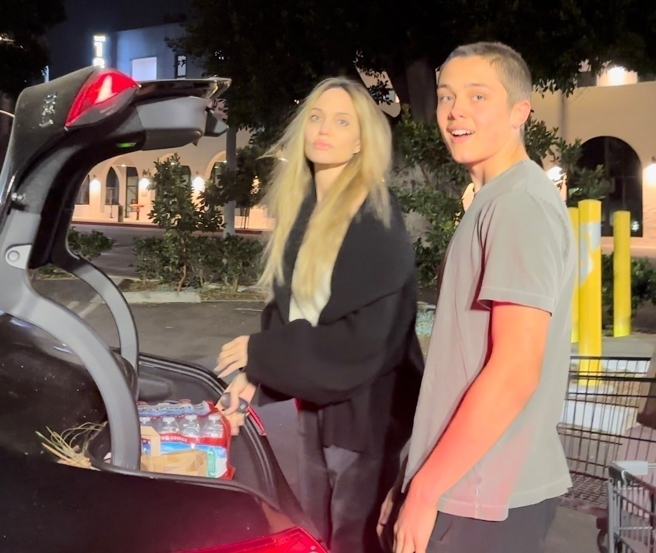 裘莉带着16岁儿子诺克斯出门採购必需品。(图／达志)