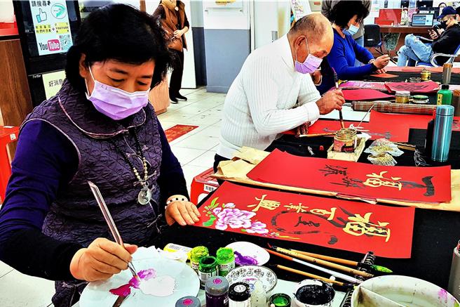农历新年将至，板桥监理站将于21日下午2时至4时在该站A栋举办「万事好运蛇么都顺利 挥毫春联阖家欢」赠春联活动，欢迎民眾于当日下午2点前往参加，提前感受年节的喜气。（板桥监理站提供）