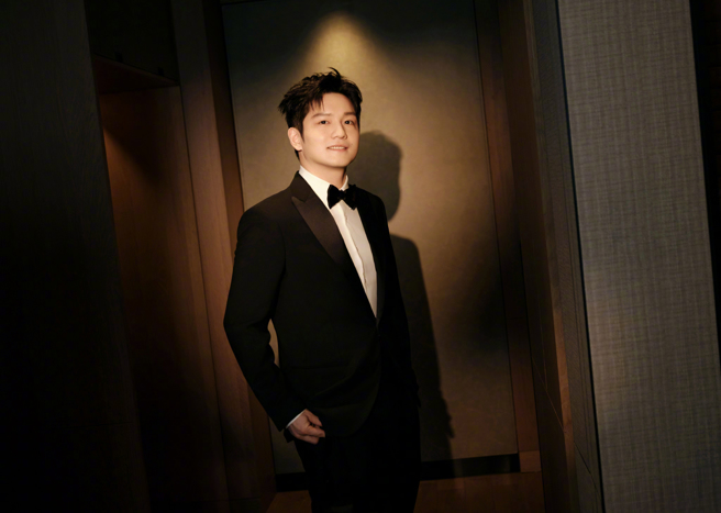 奥运金牌选手樊振东穿起亚曼尼黑色礼服十分帅气，网友猜测平常应该也很会打扮。（图／新浪网）