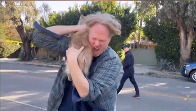 大火过后男子返回烧毁豪宅，惊见失踪的爱犬还存活，立即抱起嚎啕大哭。（图／翻摄微博）