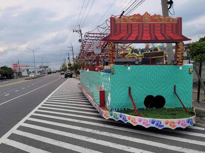 無牌違規停車的電子花車停在路邊，害31歲騎士撞上噴飛，送醫後傷重不治。（翻攝畫面）