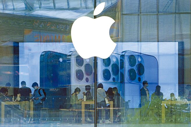 蘋果未發表的運動耳機Powerbeats Pro 2最快今晚開賣，卻有國外網友自爆已在沃爾瑪商場買到。（圖／美聯社）