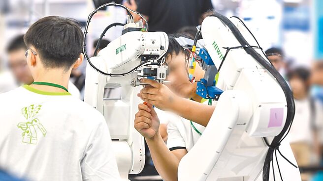 专家看好AI人型机器人题材，正是今年买盘主轴，上银（2049）、大银微系统（4576）等掌握机器人关键零组件的供应链厂商，将获资金聚焦。　图／本报资料照片