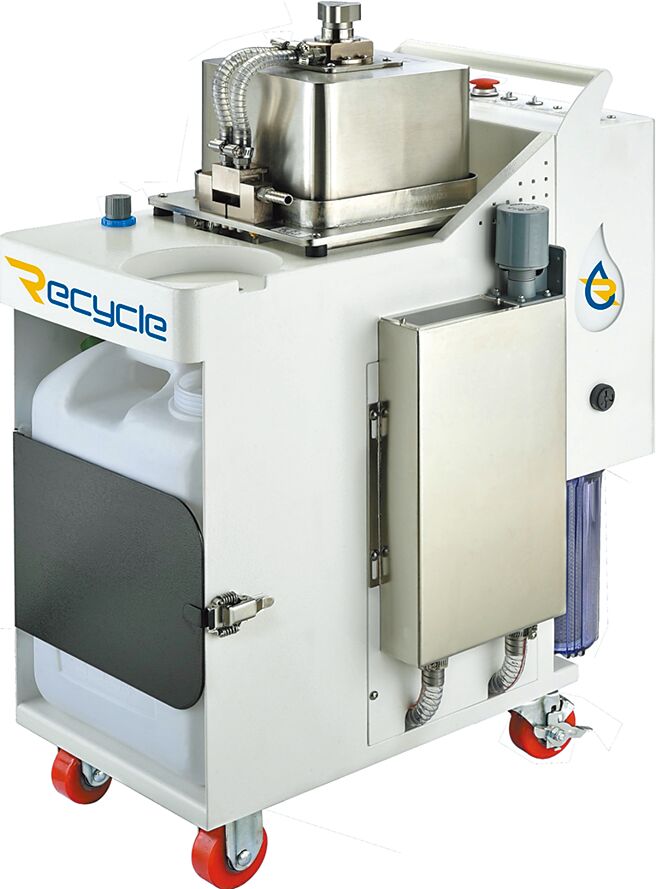 长泰精密创新研发推出的「滤思可CT-EX离心式油水分离机」，功能多样，环保高效。图／长泰精密提供