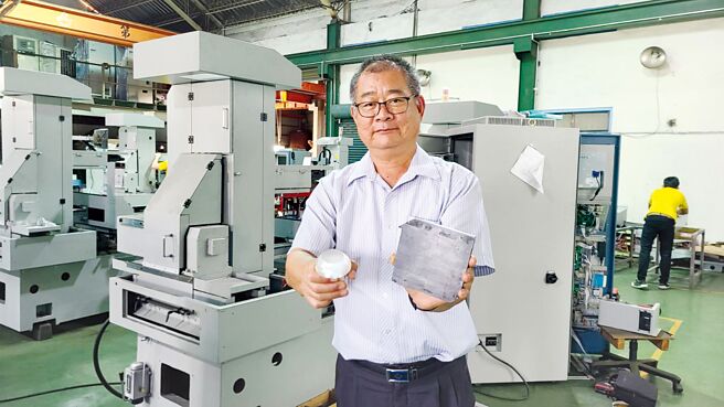 AI趋势助攻半导体材料切割之精密加工设备需求，联盛机电工业公司总经理梁鸿敏带领团队将在2025台北国际工具机展秀半导体材料切割设备。图／王妙琴