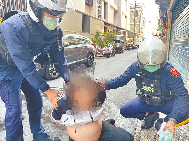 高雄市凤山区某宫庙12日发生喋血命案，叶姓男子（中）持槟榔刀割颈杀了欠债不还的好友，被警方逮捕。（警方提供／任义宇高雄传真）