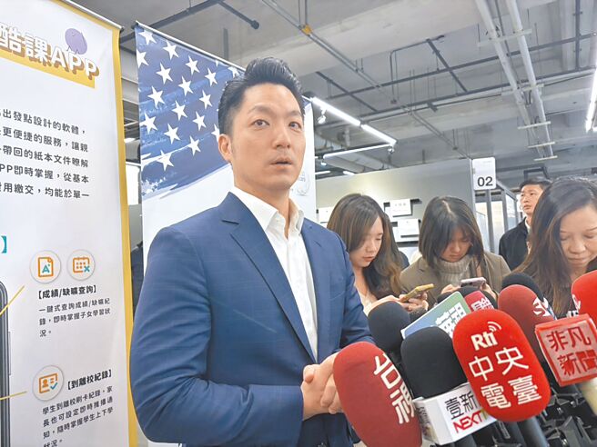 台北市議會10日政黨協商做出綜合決議要求北市府廢止京華城案違法容積，市長蔣萬安（左）12日表示，市府立場非常清楚，事實到哪裡就處理到哪，將邀請包括財務、會計、法律等專業的專家、學者及技師工會共同討論，匯聚大家的意見。（劉彥宜攝）