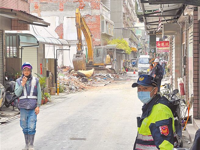 新北市三重六张街工地邻损案，建商拟对拆除的2栋建物，提出市价购回或合建补偿。（本报资料照片）