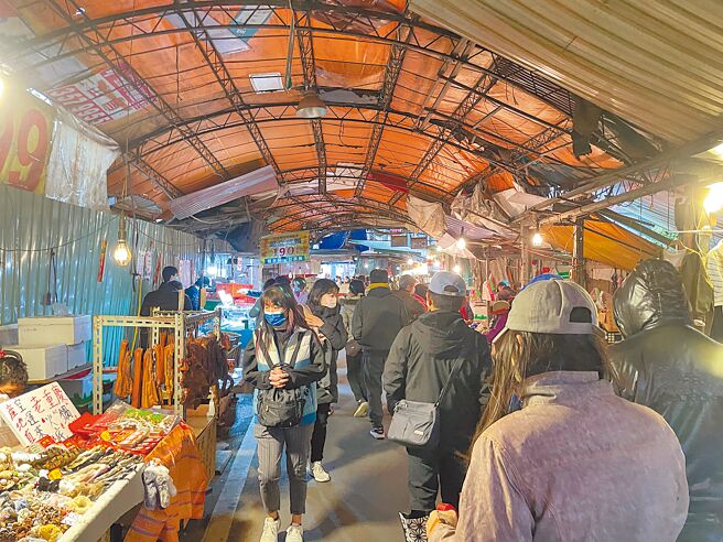 桃园市政府原决议农历年后拆除忠贞市场棚架，遭摊贩抗议，经发局租用市六用地将当简易市场，预计2月中旬移置摊贩后，依原计画拆除市场棚架并执行道路拓宽作业。（吕筱蝉摄）