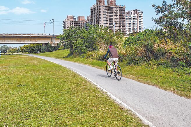 新竹縣頭前溪右岸自行車道延伸串聯工程，規畫從鳳山溪水月橋往東接到頭前溪高灘地自行車道。（羅浚濱攝）