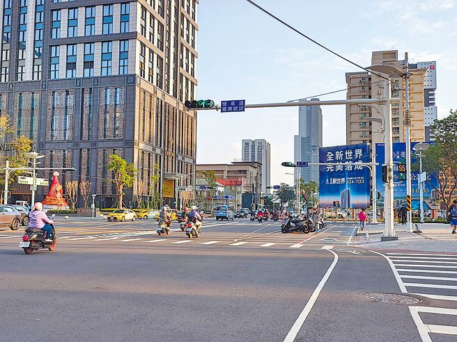 高雄市交通局於中華五路、新光路口導入高雄首座10米跨距紅綠燈號誌桿，解決該路口辨識性不足問題。（任義宇攝）