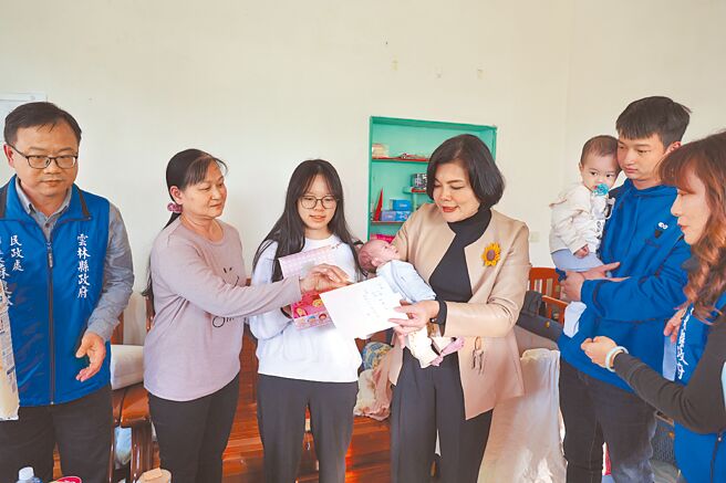 云林县长张丽善（左四）12日探视第7000名龙宝宝，加赠金锁片及营养品，左二是阿嬷，左三是婴儿的妈妈。（周丽兰摄）