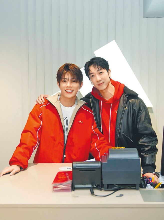 VBL剧集《全面管控》主演陈峻廷（左）、张哲伟12日一起出席一日店长活动。（三立提供）