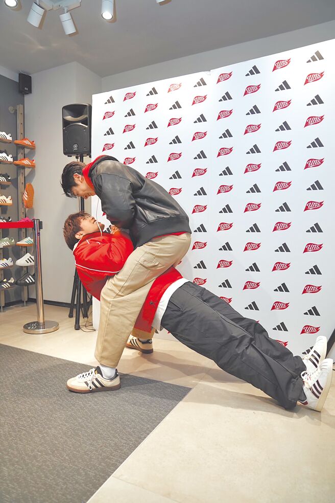 陈峻廷（左）、张哲伟12日重现令人脸红的亲密互动，令现场粉丝疯狂尖叫。（三立提供）