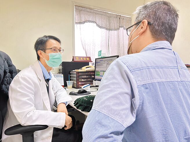 台東基督教醫院中醫科主任黃俊傑表示，病毒的變異特性使其不斷適應環境，導致新的病毒株不斷出現。中醫的治療理念以「治未病、標本兼治」為核心，為不同體質的患者提供個人化治療方法。（黃俊傑醫師提供）