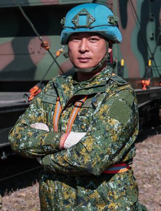 【21炮防空营机动装载】军车迅速上板 完成铁路运输作业