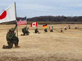 日陆自空降训练11国参与    防卫大臣亲跳高塔打气