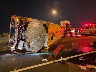 國1化學槽車翻覆！氫氧化鈉外洩「恐傷呼吸道與肺」 通報毒災應變中心