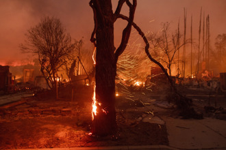 影》夫妻逃离伊顿野火 揭「惊悚34分钟」惨叫：救救房子