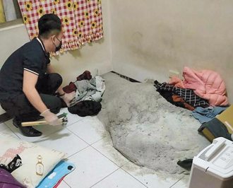 窮比鬼可怕？新莊「水泥造塚封屍」凶宅半價出售  鄰居曝現況：翻3倍