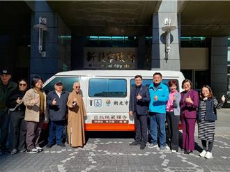 蓝营议员执行长报答父母恩 捐赠新北復康巴士