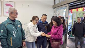 綠營團體寒冬送暖 議員加碼贈台灣尚勇春聯