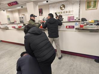 超逼真！模拟陆客银行临柜换钱遭抢   金门警演练围捕引目光