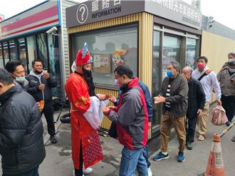 新北重新市集迎新春 大師揮毫送春聯、財神來送發財金