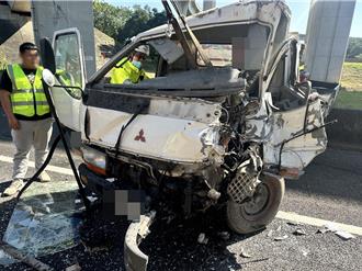 國道機場系統3車連環撞  小貨車駕駛腿斷困車內獲救