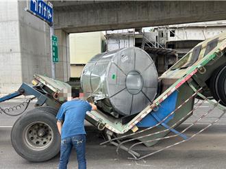 疑不堪负重！高雄拖板车遭铁圈压垮 「翘后轮」画面曝