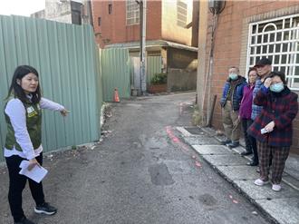 桃園中壢既成道路地主架圍籬爭地 居民喊苦：倒垃圾都難