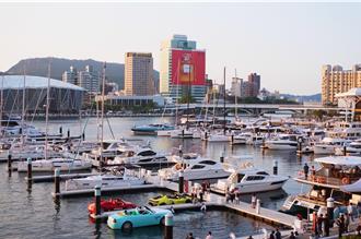 酷炫超跑遊艇現身高雄愛河灣 遊客疑「無照駕駛」航港局這樣說